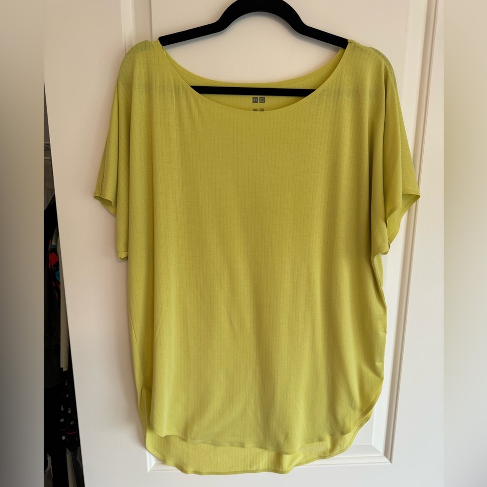 Uniqlo tank top in size M. Excellent condition